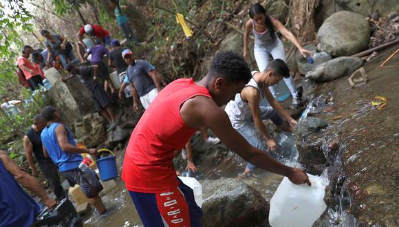 La escasez de agua potable ha llevado a muchos venezolanos a buscar el recurso en ríos, manteniales y otras fuentes. (Foto: Reuters)