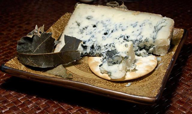 El queso de Cabrales es un queso de tipo azul que se elabora en el Principado de Asturias (España) a partir de leche cruda de vaca o con mezcla de dos o tres clases de leche: vaca, cabra u oveja2 . Su zona de producción se limita al concejo de Cabrales y 