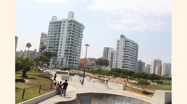 En Lima el distrito de Miraflores es el preferido por los extranjeros para vivir. Según la información de Goplaceit, alquilar un departamento amoblado de una habitación (30 metros cuadrados) cuesta US$ 449.7 mensuales y uno de 3 habitaciones (65 metros cu