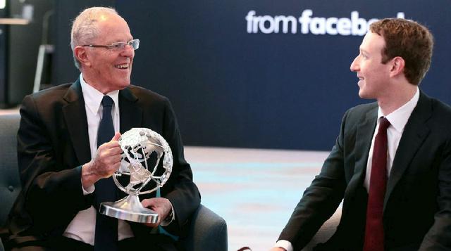 El obsequio fue recibido con agrado por el mandatario peruano. El globo terráqueo está compuesto de metales especiales, señaló el ministro de Economía, Alfredo Thorne, quien también estuvo presente en la reunión (foto: Presidencia de Perú).