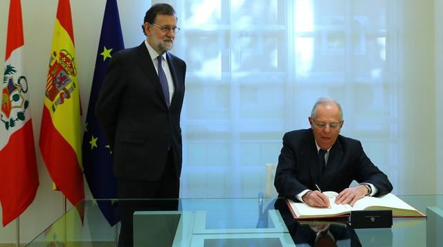 Kuczynski firmó el Libro de Honor, ante la mirada del presidente de Gobierno español y luego se trasladaron hacia la Residencia del presidente de Gobierno por los jardines del Palacio de la Moncloa.