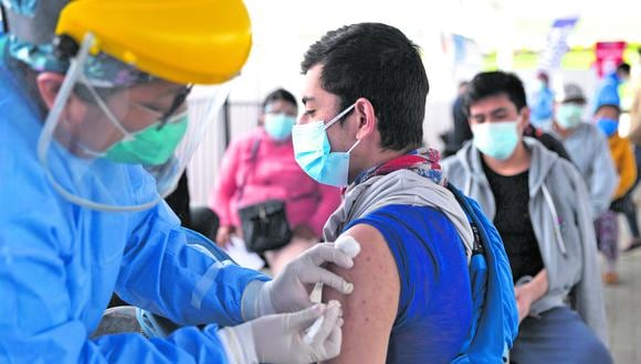 Documento enviado a los directores de las Diris de Lima y la Diresa del Callao se precisa que se tomó la decisión de suspender aplicación de vacuna de AstraZeneca a jóvenes que cumplirán 18 años en diciembre para “no generar controversias”.(Foto: GEC)
