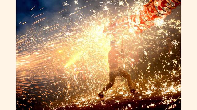 Taijiang, China; Las personas de etnia miao celebran una fiesta con pirotecnia, el 22 de febrero.(foto:China Stringer Network/Reuters).