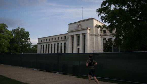 Un corredor pasa por el edificio de la Reserva Federal Marriner S. Eccles en Washington, D.C., EE.UU., el miércoles 6 de julio de 2022. Fotógrafo: Al Drago/Bloomberg