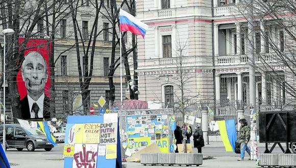 Ya se han registrado incidentes con banderas ucranianas y carteles de apoyo arrancados en algunos barrios de Riga o alguna agresión por llevar un emblema ucraniano. (Foto: Difusión)