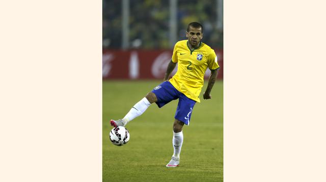 DANI ALVES. El brasileño, ahora de 32 años, cuesta US$ 10 millones. Su pase ha caído en US$ 3 millones. (Foto: Getty)
