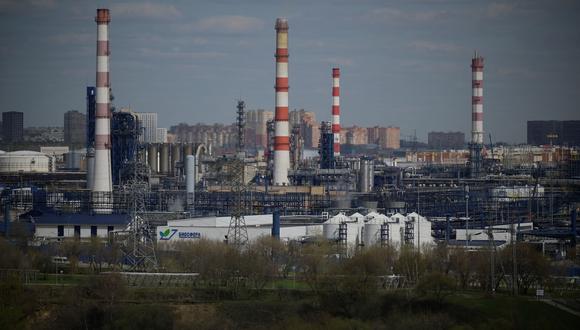 Una vista muestra la refinería de petróleo de Moscú del productor de petróleo ruso Gazprom Neft en las afueras del sureste de Moscú el 28 de abril de 2022. (Foto de Natalia KOLESNIKOVA / AFP)