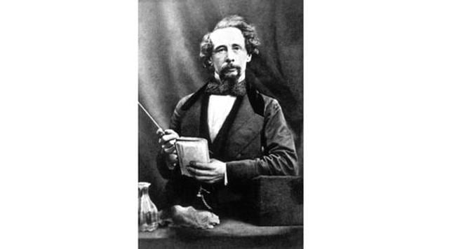 "En estas ocasiones siempre es mejor hacer lo que haga la multitud". "Pero supongamos que hay dos multitudes", sugirió el Sr. Snodgrass. "Grita con la más grande", replicó el señor Pickwick. Charles Dickens (1812–70) novelist