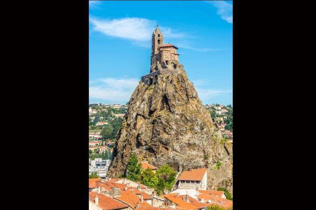 FOTO 20 | 20. Capilla Saint-Michel D'Aiguilhe, en Le Puy-en-Velay. Es una iglesia románica situada en Aiguilhe, en Auvernia, Francia. Su construcción se remonta al año 961 y fue erigida en abadía en el siglo XII. El edificio, que ha sido clasificado como monumento histórico en la lista de monumentos de 1840, fue construido en roca volcánica.