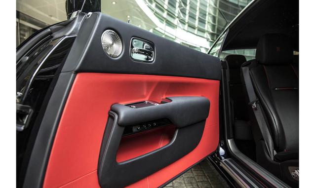 Los pasajeros también notarán los detalles, como lo hicieron los míos la semana pasada cuando probé este auto. (Wraith tiene generosos asientos para cuatro).