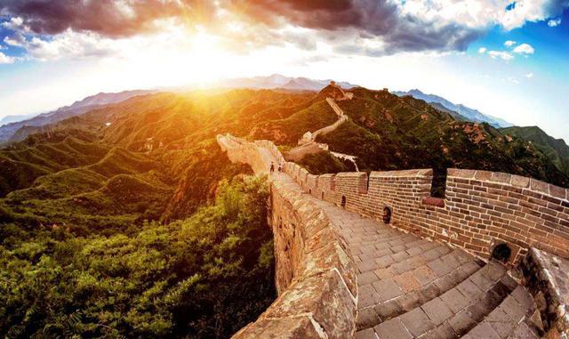 LA GRAN MURALLA, CHINA. ¿Sabías qué? El material usado en la construcción de la muralla cambia de acuerdo con la zona. Cerca de Pekín, por ejemplo, se usaron piedras, en algunos otros puntos, granito o ladrillo cocido.
