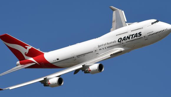 En medio de problemas de escasez de mano de obra en el país, aislado durante gran parte de la crisis sanitaria, Qantas pidió a principios de mes a sus ejecutivos trabajar manipulando equipajes. Foto: AFP