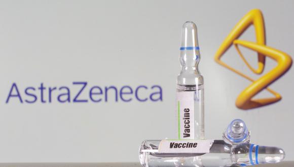 Vacuna contra el COVID | En esta ilustración, tomada el 9 de septiembre de 2020, se ve un tubo de ensayo etiquetado con la vacuna frente al logotipo de AstraZeneca. (REUTERS/Dado Ruvic).