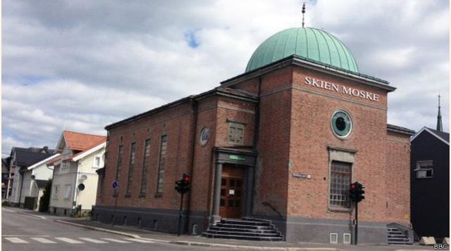 Uno de los principales desafíos es integrar a los inmigrantes a las instituciones democráticas y evitar que la sociedad se radicalice contra la comunidad musulmana. (Foto: bbc)