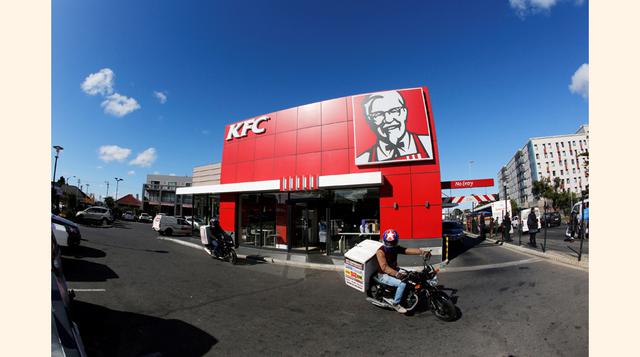 “Solo voy a comer la Zinger Tower Burger. Tiene pechuga rebozada y frita, croqueta de papa, salsa de tomate picante, mayonesa y lechuga crocante en pan con sésamo. El pollo esta siempre jugoso”, dijo Karam Sethi sobre KFC.