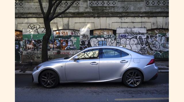 Dado que este es el auto más sofisticado que fabrica Lexus, es desafortunado que lo que distingue al IS F Sport tenga que venir de opcionales cosméticos y no de una fabricación o un desempeño superiores. (Foto: Bloomberg)