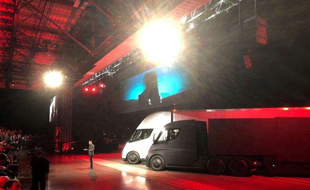 FOTO 2 | El multimillonario inventor nacido en Sudáfrica develó el jueves el nuevo vehículo (bautizado como Tesla Semi) en un evento en Hawthorne, California, donde se encuentra la oficina de diseño de la compañía automotriz y la sede de SpaceX, la empres