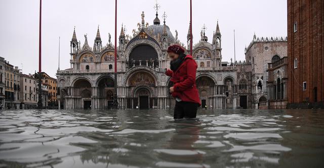 FOTO 1 | El 80% de la ciudad de Venecia está bajo el agua. Se trata de una “devastación apocalíptica”: Así definía hoy la mayor inundación desde 1966 de la ciudad de los canales el presidente de la región del Veneto, Luca Zaia. (Foto: AFP)