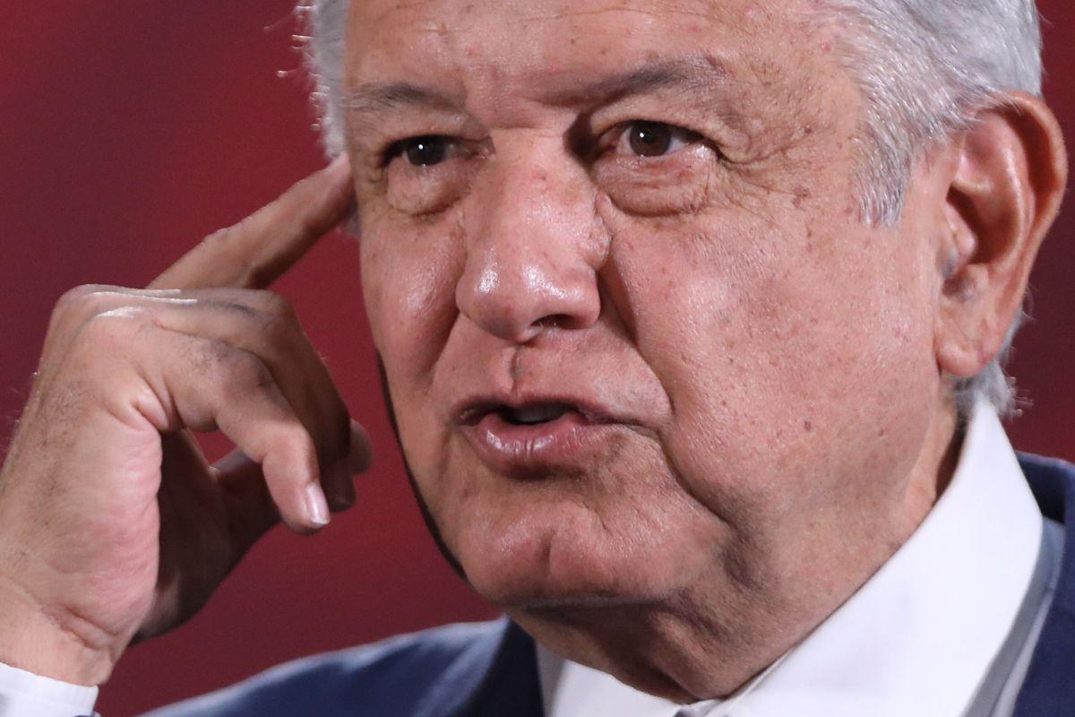 El presidente de México, Andrés Manuel López Obrador, que se había resistido a tomar medidas más drásticas, canceló el público en sus giras, como mostró su llegada este fin de semana al aeropuerto de Tijuana, en la frontera norte. (Foto: EFE)