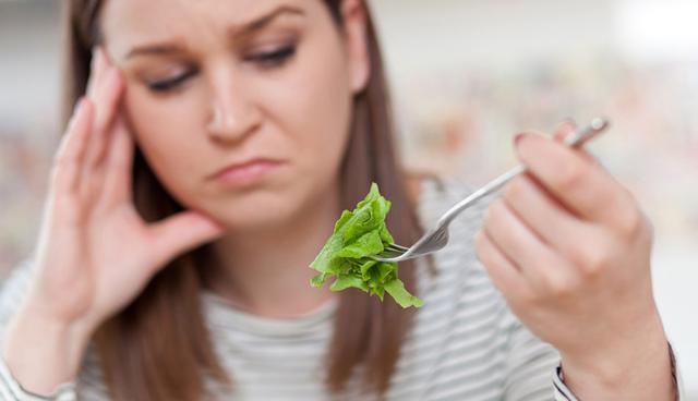 FOTO 8 | 8. Pierdes el apetito o comes de más. Debido a la ansiedad, comes todo el tiempo –y no precisamente cosas saludables– o, de plano, pierdes todas las ganas de comer. Esto se puede ver reflejado, entre muchas otras cosas, en tu peso.