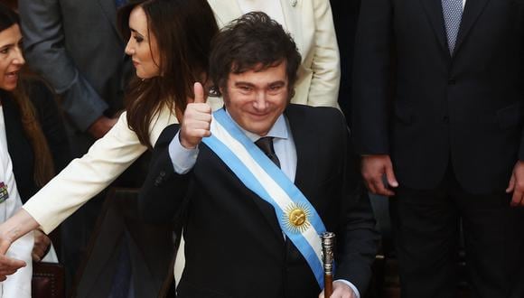 El nuevo presidente de Argentina, Javier Milei, levanta el pulgar junto a su vicepresidenta Victoria Villarruel después de recibir la banda presidencial. (Foto: AFP)