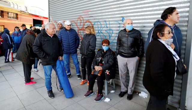 En Argentina ascienden a 1.265 los contagiados, de los cuales 37 fallecieron, según el último reporte oficial de la mañana de este viernes. Imagen de las colas en Buenos Aires. (REUTERS/Agustin Marcarian).