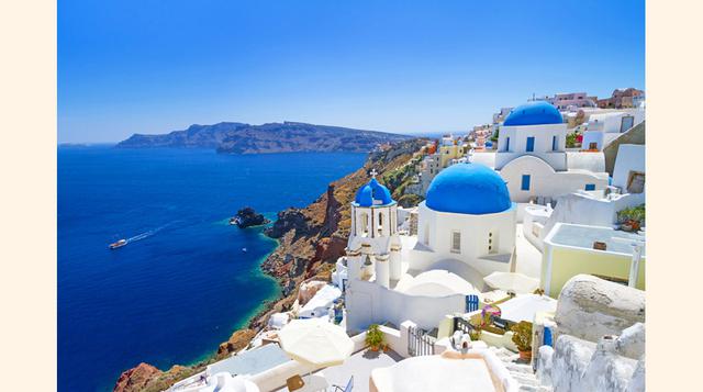 Santorini. Esta isla griega es fácilmente reconocible por su arquitectura: edificios de piedra blanca con techos de color azul mirando al mar. Un paraíso buscado por más de una pareja. (Foto: Atenas)