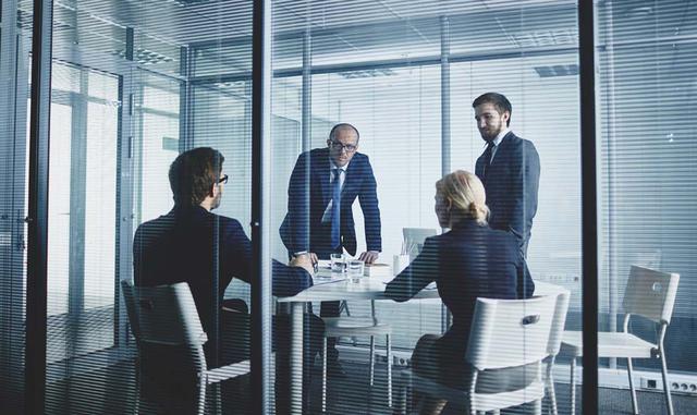 FOTO 8 | No toques tu rostro. Es un tick que hacemos cuando estamos nerviosos. No lo hagas.