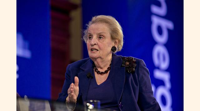 Madeleine Albright. La primera mujer en convertirse en secretaria de Estado llegó a EE.UU. como refugiada política de Checoslovaquia. Su primer empleo lo tuvo en una tienda por departamento en Denver donde vendía sostenes. (Foto: Bloomberg)