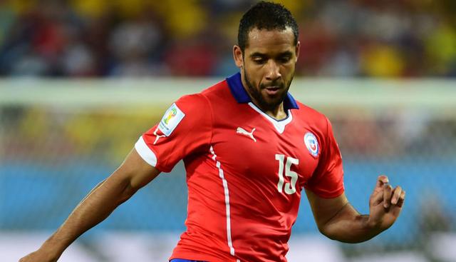 Jean Beausejour |Cerrando el sector defensivo se colocaría Jean Beausejour. Sampaoli tiene por costumbre ubicar de titular a este chileno cuando sale al ataque. Su carta pase supera los 4 millones de dólares. (AFP)