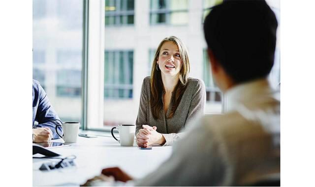 Evita las preguntas directas. No se debe preguntar abiertamente lo que nos interesa. De lo contrario el entrevistado sabrá lo que buscas y mentirá para convencerte. Por el contrario, las preguntas del tipo “¿alguna vez has tenido que despedir a un colabor