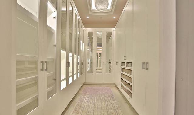 También hay un gran salón con un bar, una habitación familiar, una sala de prensa, un estudio y un comedor formal. "Fue diseñada realmente con la familia en mente", dijo Pursglove.