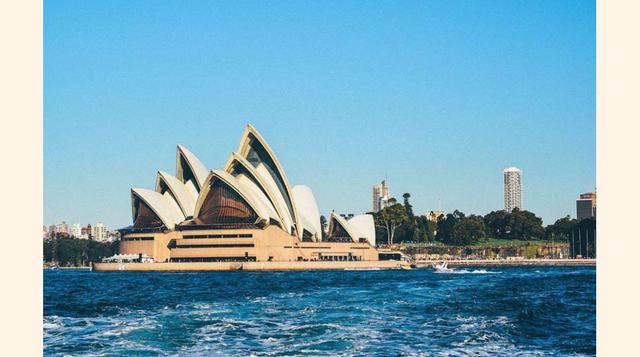 Sydney – Australia, como si no tomara suficiente tiempo y dinero volar hacia Australia, los hoteles son bastante caros, con un promedio de 242.39 dólares por noche. Las comidas cuestan aproximadamente 56.16 dólares, las cervezas 5.13 dólares y el café 2.8