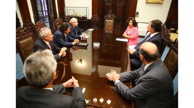 La presidenta del Consejo de Ministros, Ana Jara, a la espera del presidente Ollanta Humala.