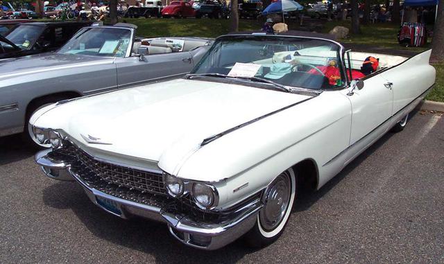 El estilo suave y enorme del El Dorado, que anda como si flotara, compensó con creces todo inconveniente. Me encantaron el volante amplio y delgado y los asientos firmes y elásticos como de sofá. Ese auto puede con todo, siempre y cuando no realice movimi