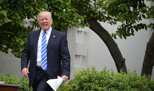 A medida que crece el rechazo internacional, el presidente de Estados Unidos, Donald Trump, cumplió su advertencia de tomar "acciones económicas fuertes y rápidas" si Maduro continuaba con sus planes, y el Departamento del Tesoro aplicó el lunes