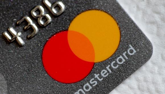 © Reuters. FOTO DE ARCHIVO: Un logotipo de Mastercard en una tarjeta de crédito en esta imagen ilustrativa del 30 de agosto de 2017. REUTERS/Thomas White