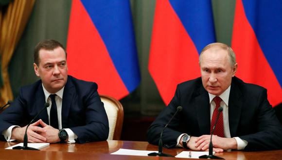 El expresidente ruso Dmitry Medvedev, a la izquierda de Vladimir Putin en la fotografía. (Foto: AFP).