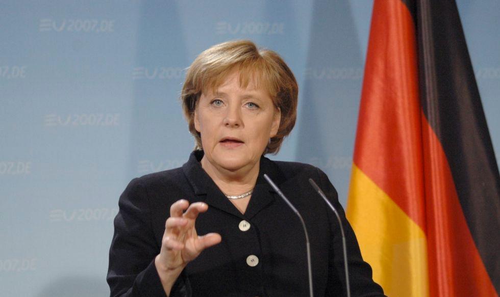 Foto 9 | Angela Dorothea Kasner, más conocida como Angela Merkel, es una política alemana conocida por ser la primera mujer canciller de Alemania y uno de los arquitectos de la Unión Europea. Nació el 17 de julio de 1954en Hamburgo, Alemania Occidental. Formada como física, Merkel entró en política después de la caída en 1989 del Muro de Berlín. Al ascender a la posición de presidenta del partido Unión Demócrata Cristiana, Merkel se convirtió en la primera mujer canciller de Alemania y una de las principales figuras de la Unión Europea, después de las elecciones nacionales de 2005. En diciembre de 2013, juró un tercer mandato.