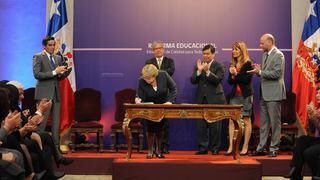 Bachelet firma y envía al Congreso leyes para reformar la educación en Chile