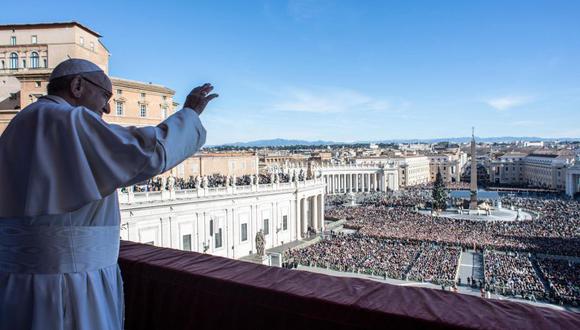 El papa Francisco entrega su bendición desde el balcón central de la Basílica de San Pedro en el Vaticano. (Foto: EFE)