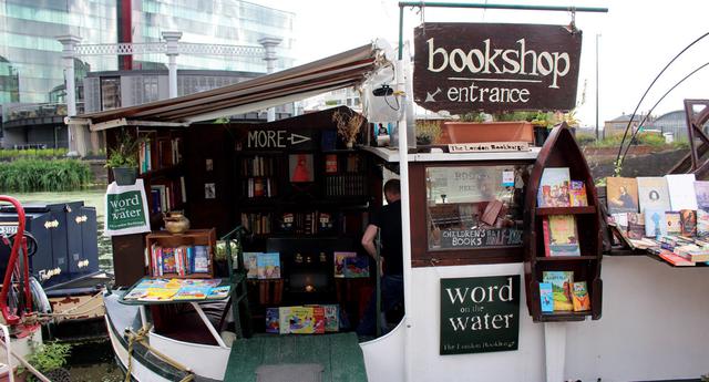 FOTO 7 | Word on Water, en Londres (Reino Unido): La única librería flotante de segunda mano de Londres. Word on the Water es una barcaza holandesa repleta de libros que recorre los canales y páramos durante dos semanas en varios puntos de la capital inglesa como Camden Lock, Angel, Hackney y Paddington.