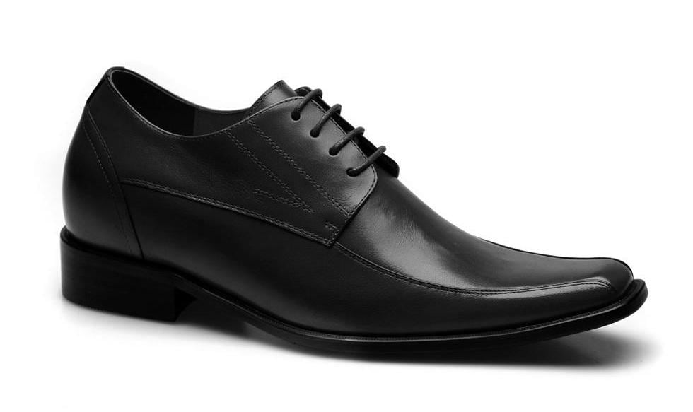 Oxford negro
El primero imprescindible en todo armario masculino es un zapato Oxford liso y negro. Es la base de todo zapatero. Si solo pudiéramos tener un par de calidad, ese debería ser este clásico inglés, la opción más correcta para las ocasiones más formales que acompaña acertadamente a la mayoría de los trajes. Es el más polivalente: se puede vestir desde con un traje gris marengo hasta con un chaqué. En la imagen, oxford negro y liso de Crockett & Jones. Precio: 510 euros.