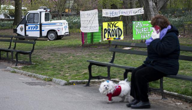 Los carteles que dicen "Salud no odio" y "Orgulloso de Nueva York" se observan junto al hospital de campaña instalado en Central Park.  (Johannes EISELE / AFP).