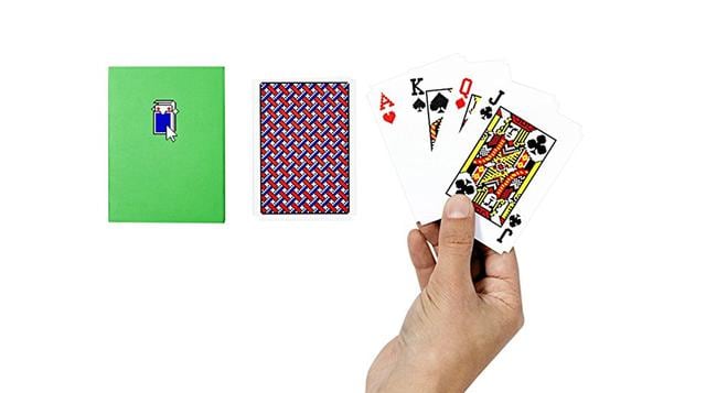 ¡La Baraja Del Solitario De Windows! . Si existe un bofetón tecno-nostálgico más grande que esta baraja sacada directamente del Windows de 1990, no lo hemos encontrado. Píxeles como puños para recrear cientos y cientos de horas perdidas frente a una panta