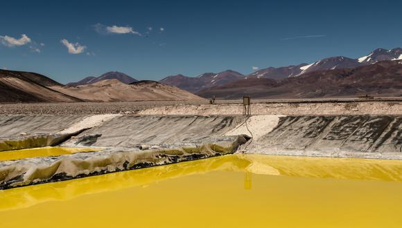 Estanques de evaporación de salmuera en el proyecto de mina de litio 3T de Liex cerca de Fiambala, provincia de Catamarca, Argentina, el domingo 5 de diciembre de 2021.
