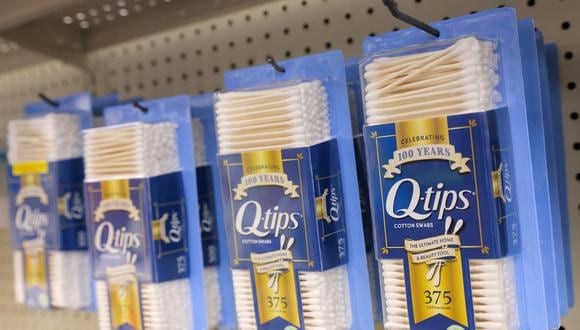 Q-tips, una Marca de Unilever, en exhibición en una tienda en Manhattan, Nueva York, EE.UU., 24 de marzo de 2022. REUTERS/Andrew Kelly
