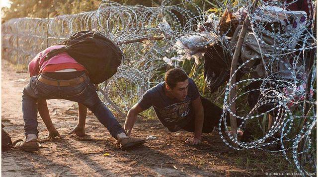 La fortificación europea, Hungría cierra sistemátiamente su frontera al paso de refugiados desde 2015. Al comienzo, la valla era aún permeable, pero entretanto casi nadie consigue atravesarla. Hungría levanta además un segundo cerco, que ha de discurrir, 