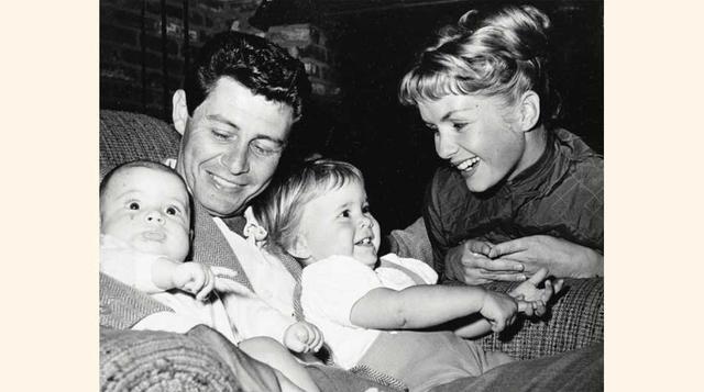 La familia Fisher reunida en 1958. Eddie Fisher y Debbie Reynolds, y los bebés Todd (izquierda) y Carrie (derecha). (Foto: AP).