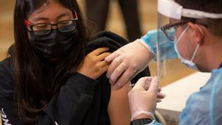 En Reino Unido recomiendan vacunar a adolescentes entre 12 y 15 años contra el COVID